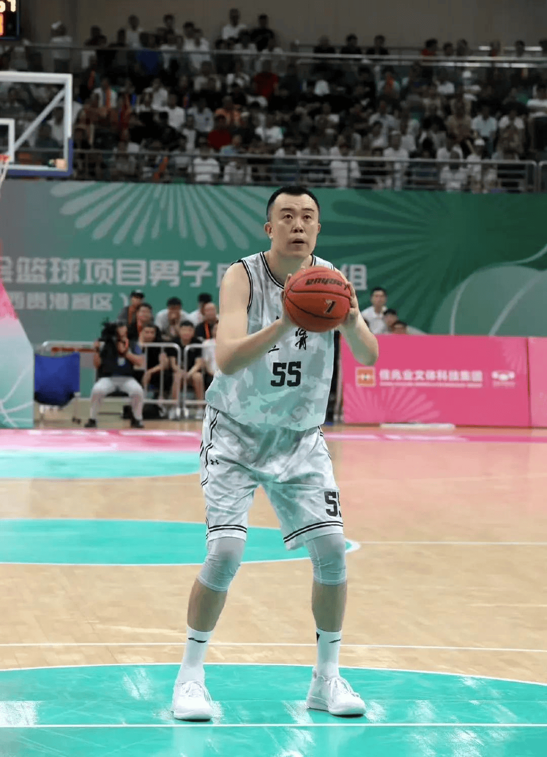 包含辽宁男篮豪取胜利，领先优势逐渐拉大的词条