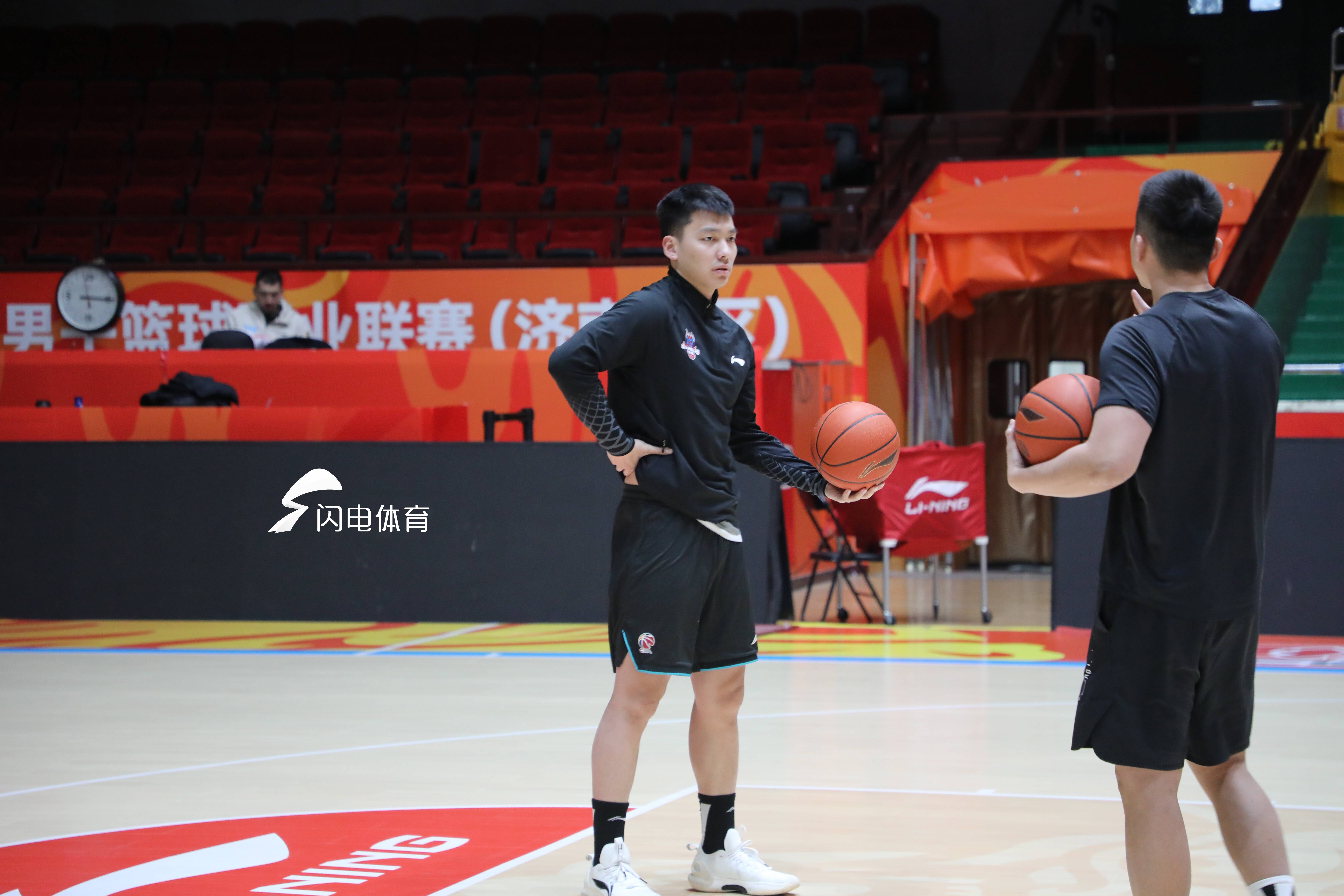 球队备战CBA联赛，全力以赴拼搏冲刺